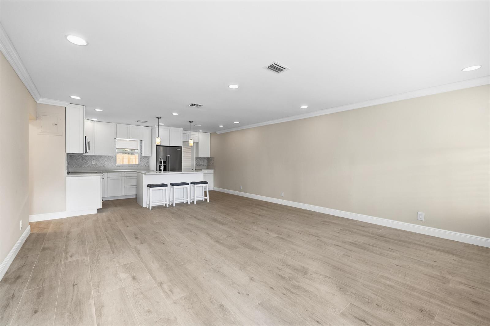 1-2  / 0 2120 sq. ft. $ 2026-08-23 0 foto