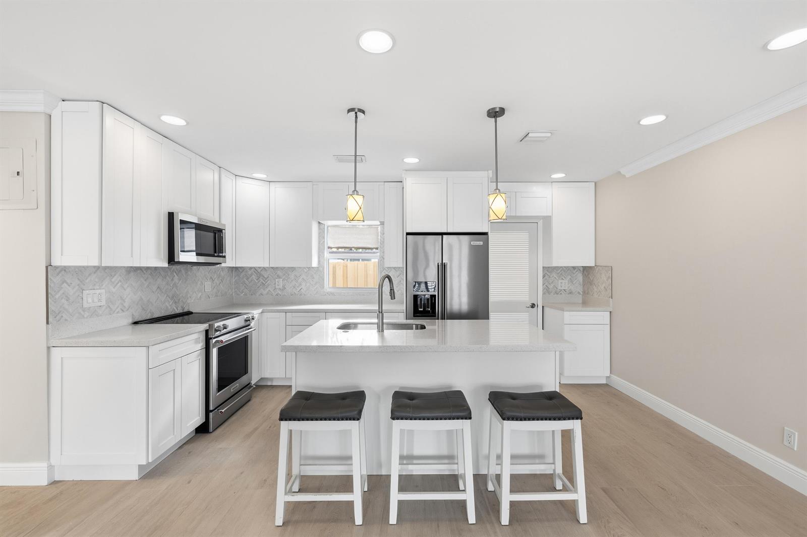 1-2  / 0 2120 sq. ft. $ 2026-08-23 0 foto