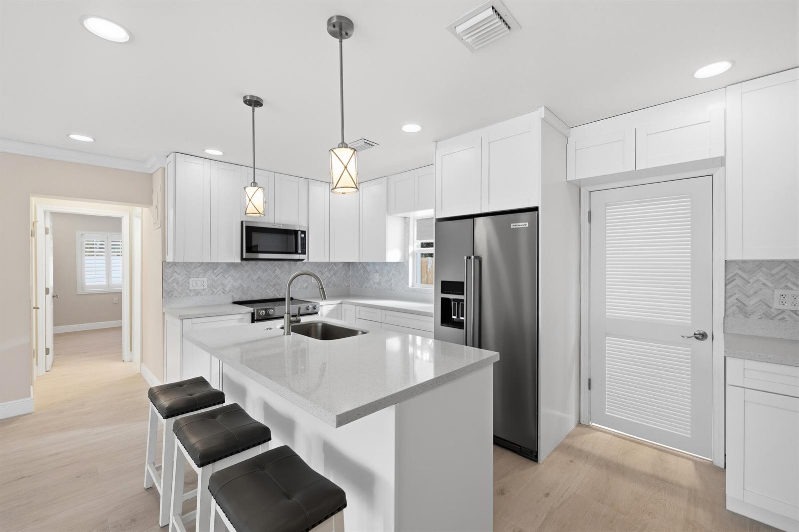 1-2  / 0 2120 sq. ft. $ 2026-08-23 0 foto