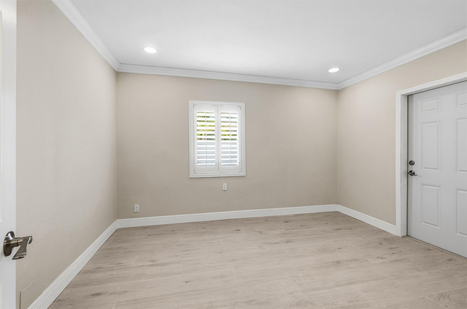 1-2  / 0 2120 sq. ft. $ 2026-08-23 0 foto