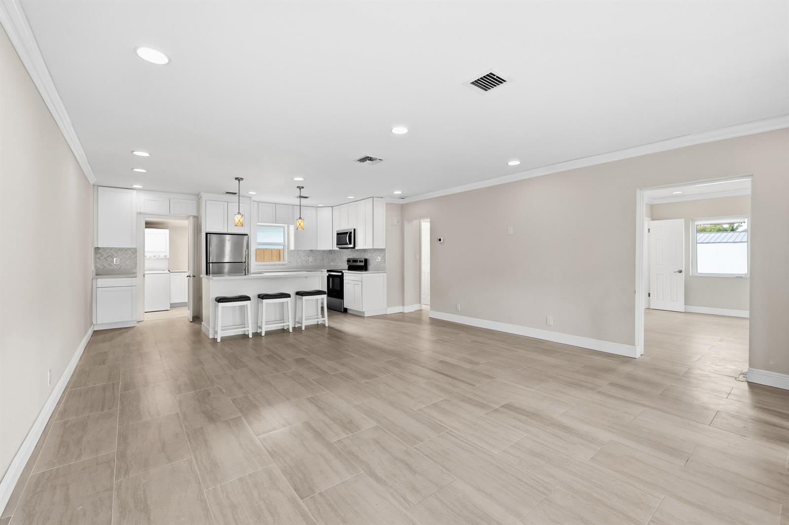 1-2  / 0 2120 sq. ft. $ 2026-08-23 0 foto