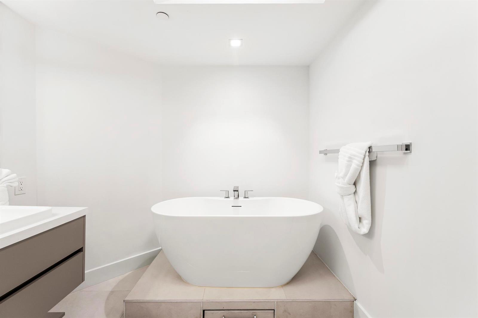 See details 903 2 / 2 1560 sq. ft. $ 2026-08-23 0 Photo