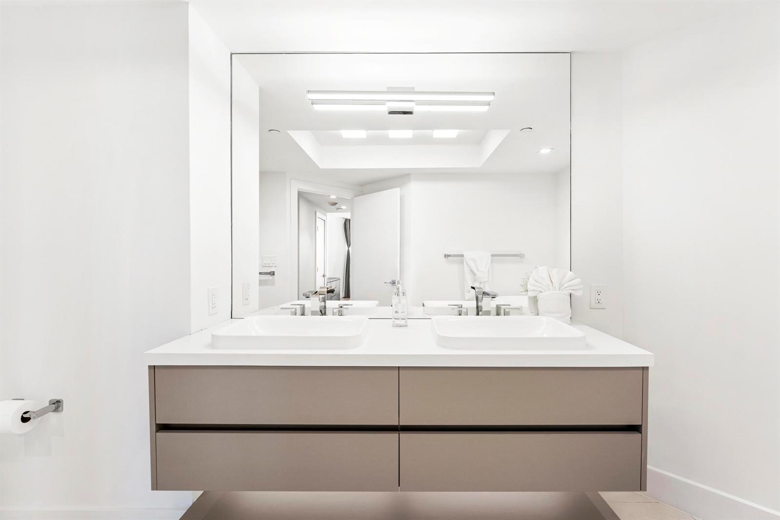See details 903 2 / 2 1560 sq. ft. $ 2026-08-23 0 Photo