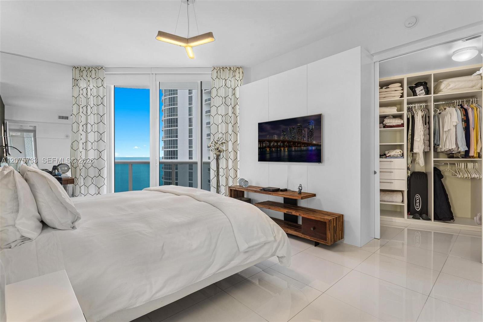 See details 2406 3 / 4 2327 sq. ft. $ 2026-08-21 0 Photo