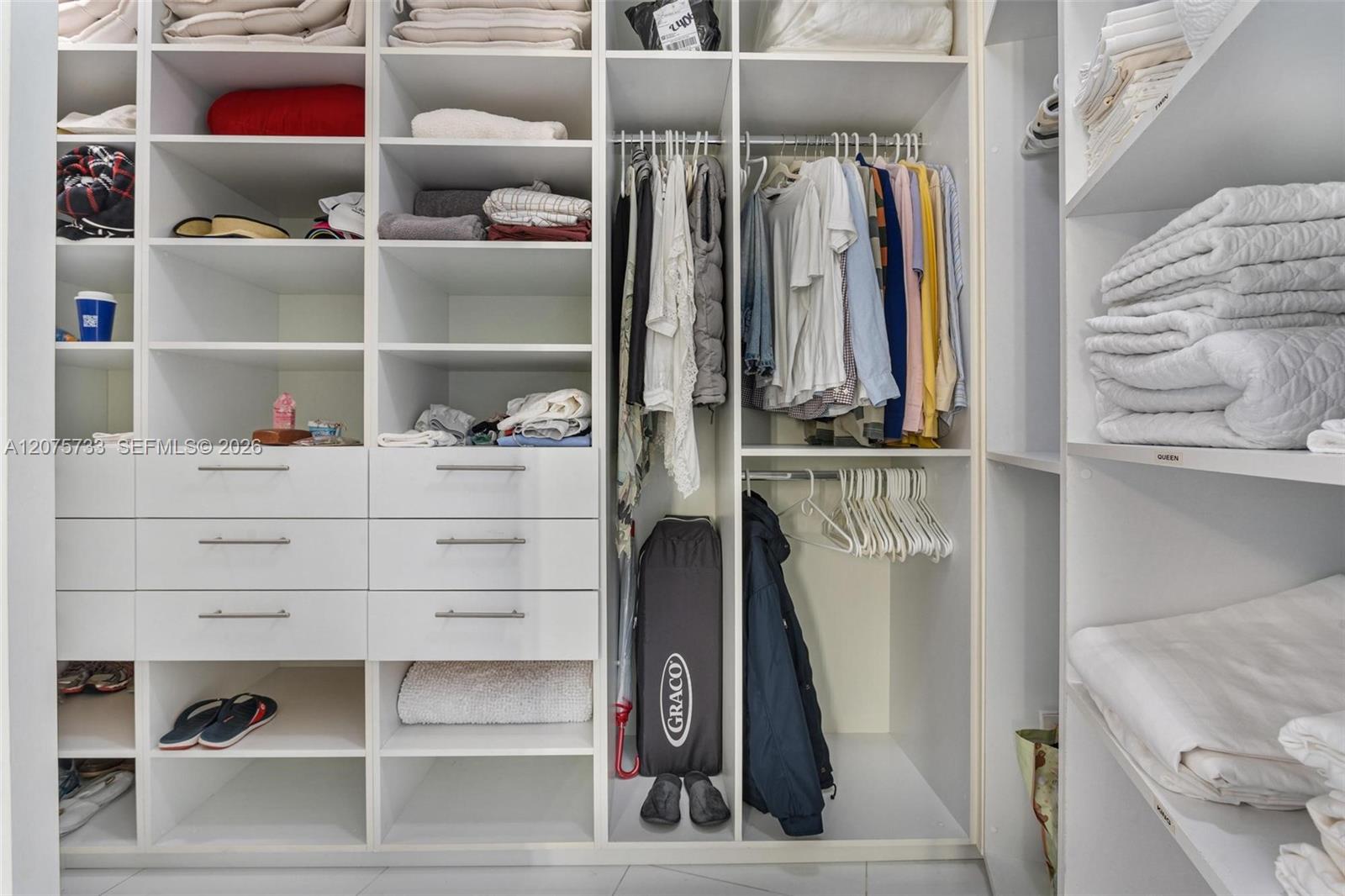 See details 2406 3 / 4 2327 sq. ft. $ 2026-08-21 0 Photo