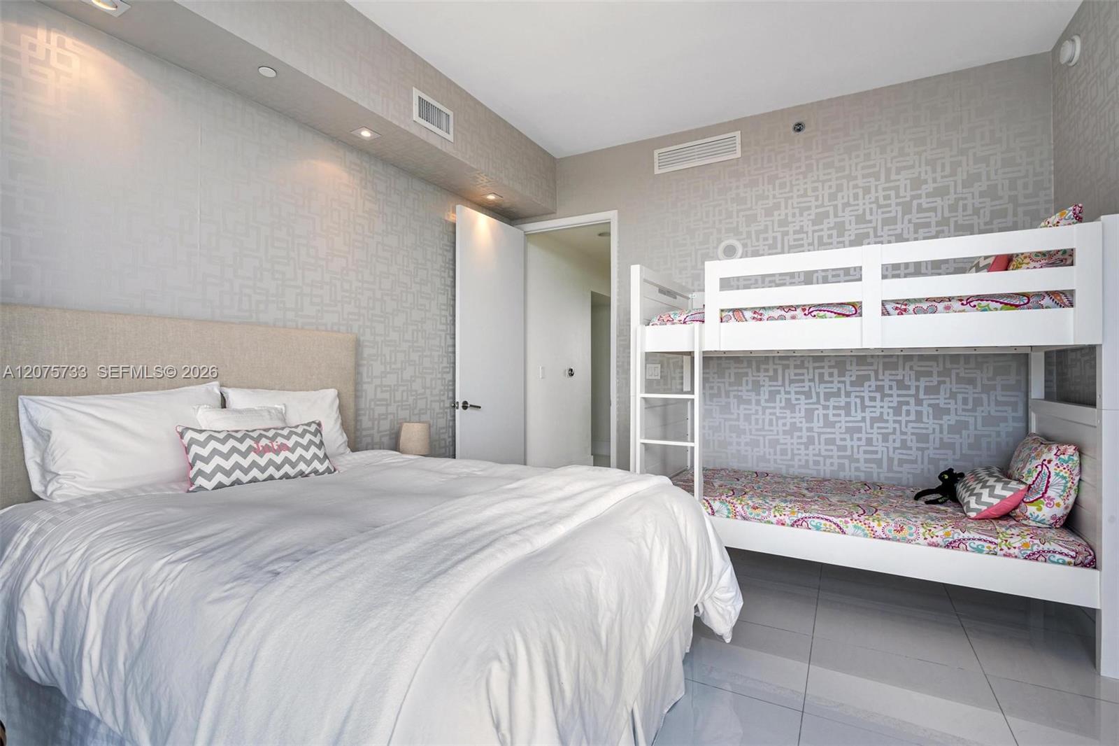See details 2406 3 / 4 2327 sq. ft. $ 2026-08-21 0 Photo