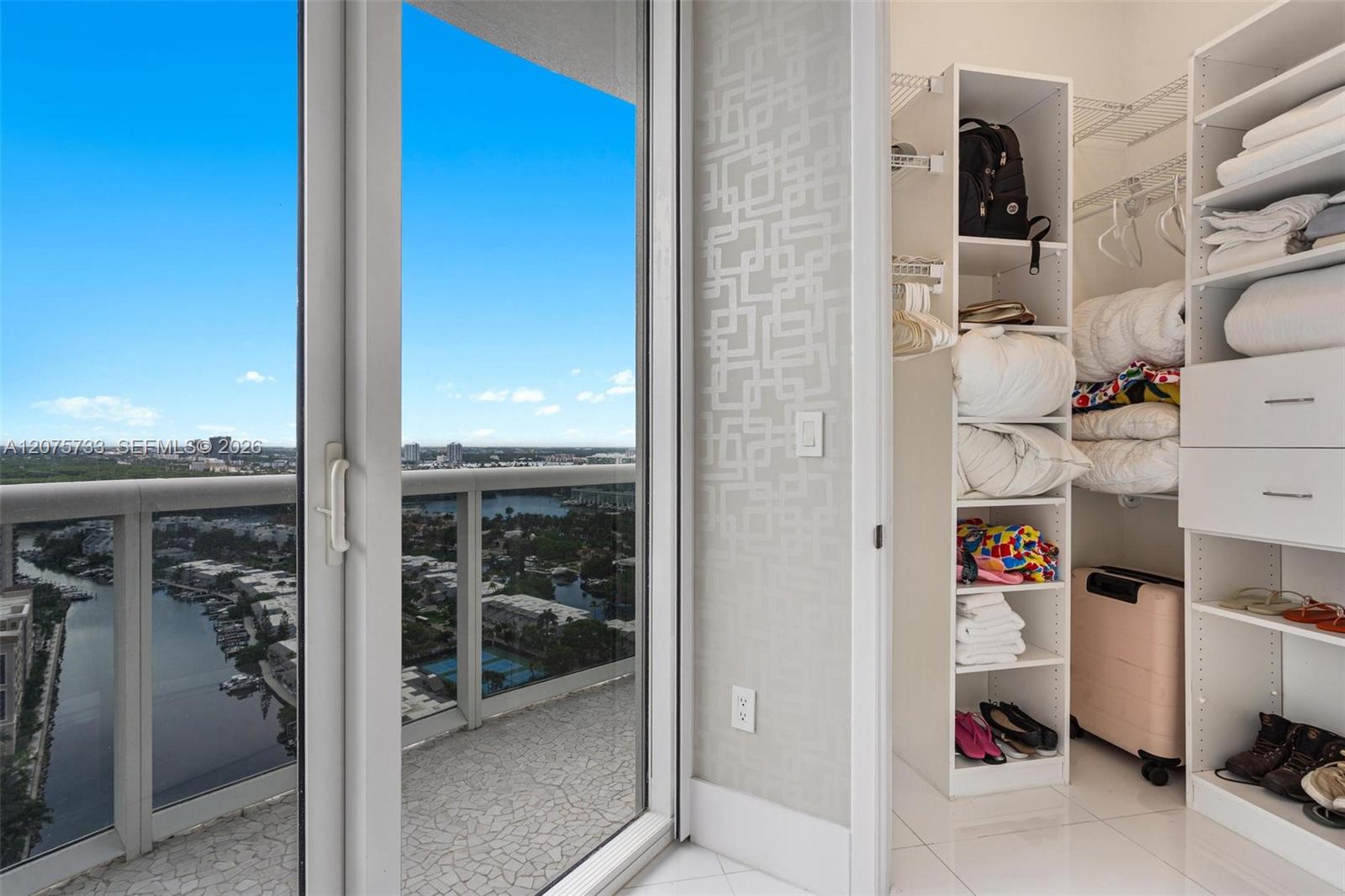 See details 2406 3 / 4 2327 sq. ft. $ 2026-08-21 0 Photo