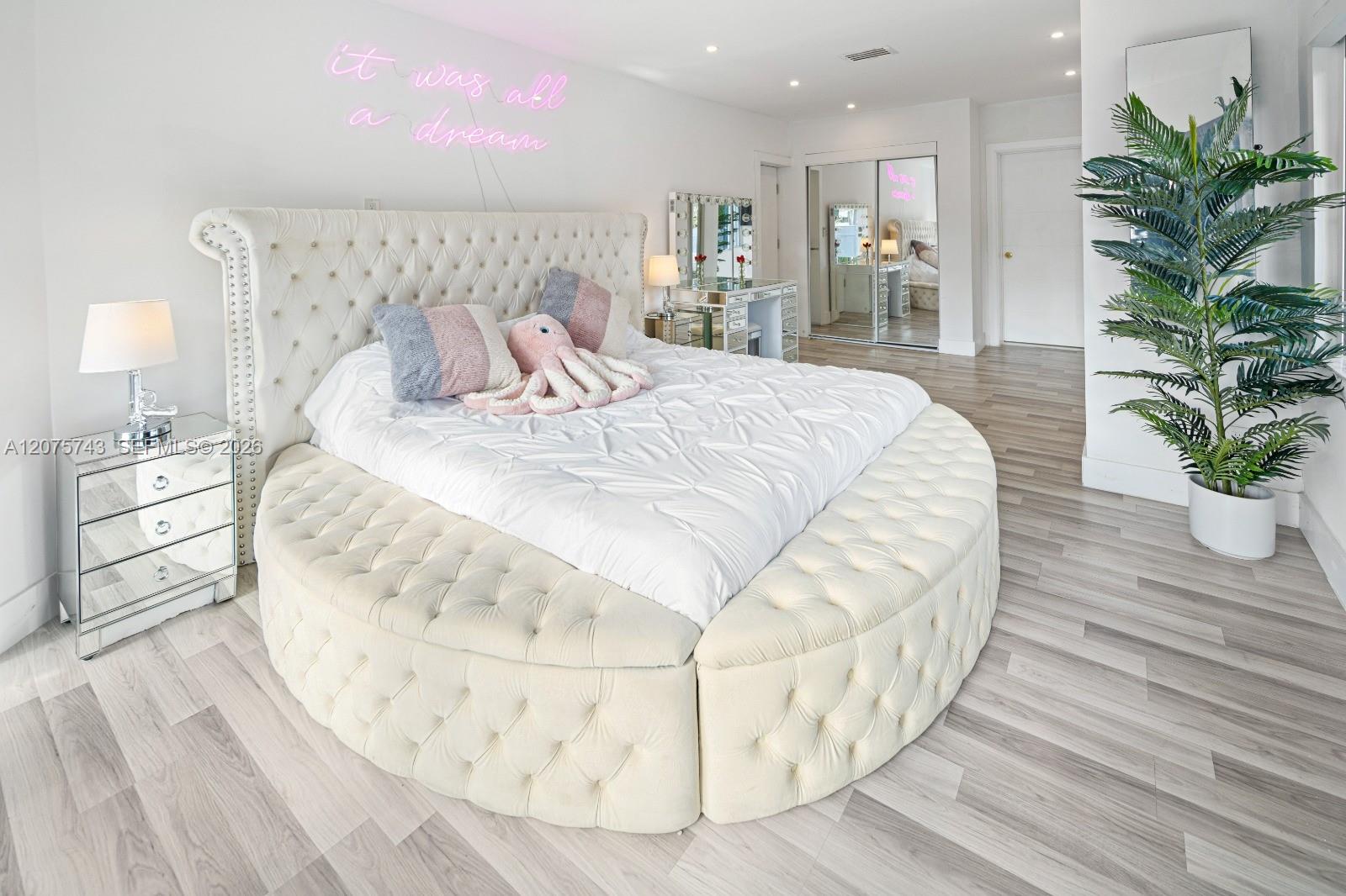 Ver detalles 1460 3 / 2 2005 sq. ft. $ 2026-08-21 0 foto