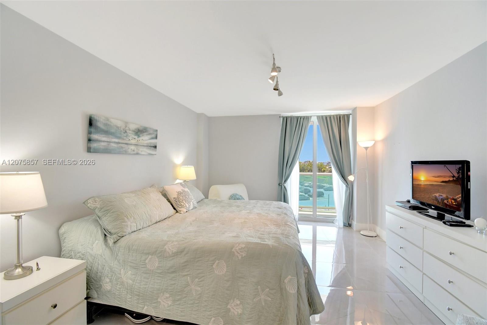 502 1 / 2 991 sq. ft. $ 2026-08-22 0 foto