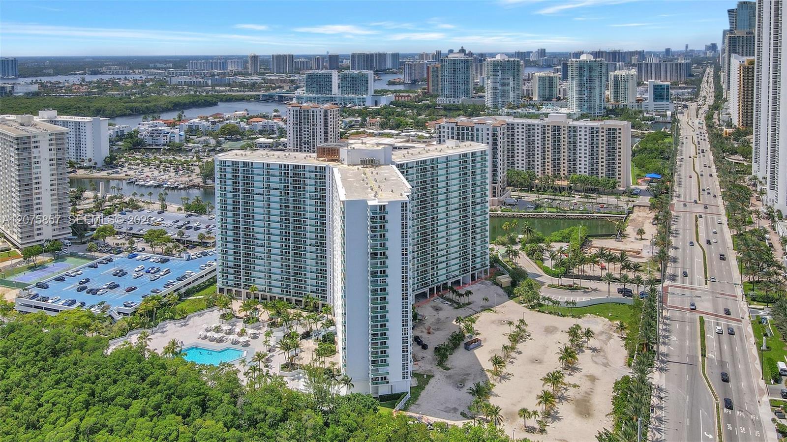502 1 / 2 991 sq. ft. $ 2026-08-22 0 foto