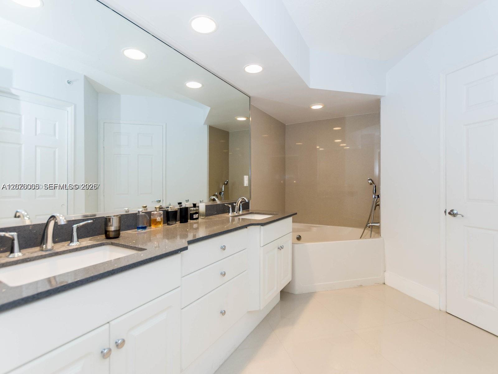 2 sinks, separate tub/jacuzzi and Shower.