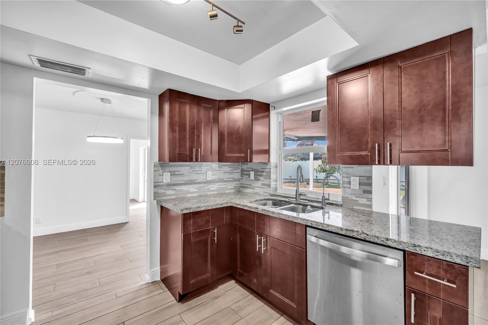 257 4 / 2 1624 sq. ft. $ 2026-08-22 0 foto
