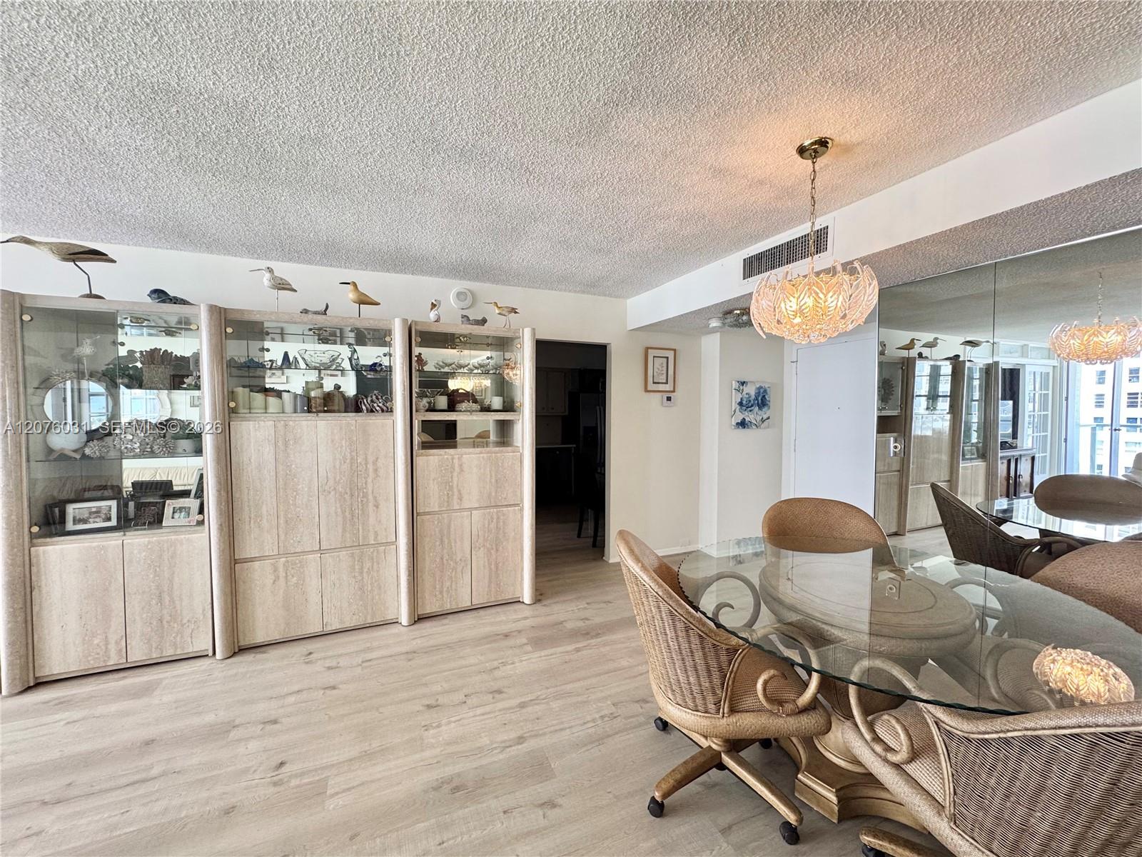 Ver detalles 1110 2 / 2 1070 sq. ft. $ 2026-08-22 0 foto