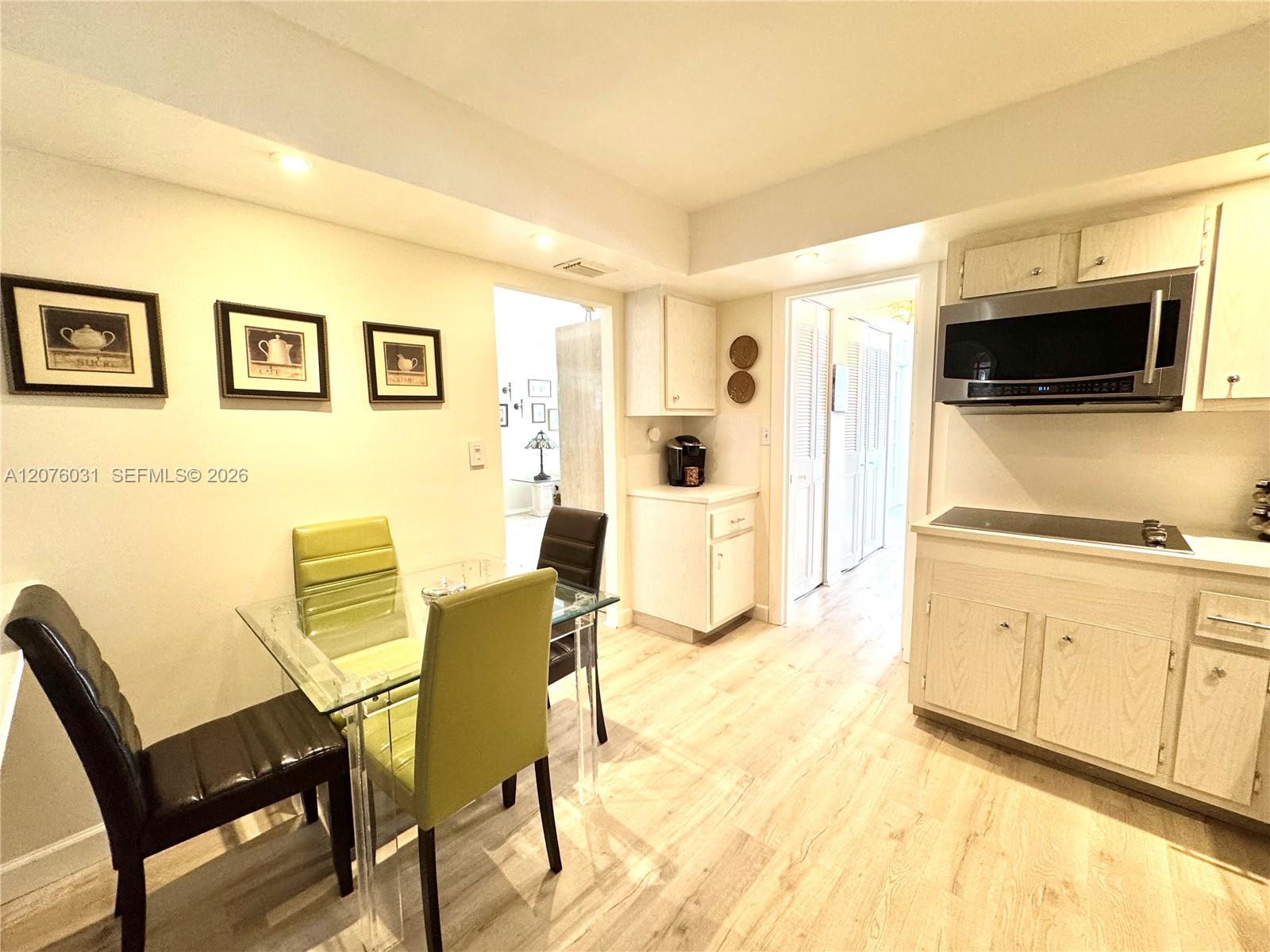 Ver detalles 1110 2 / 2 1070 sq. ft. $ 2026-08-22 0 foto