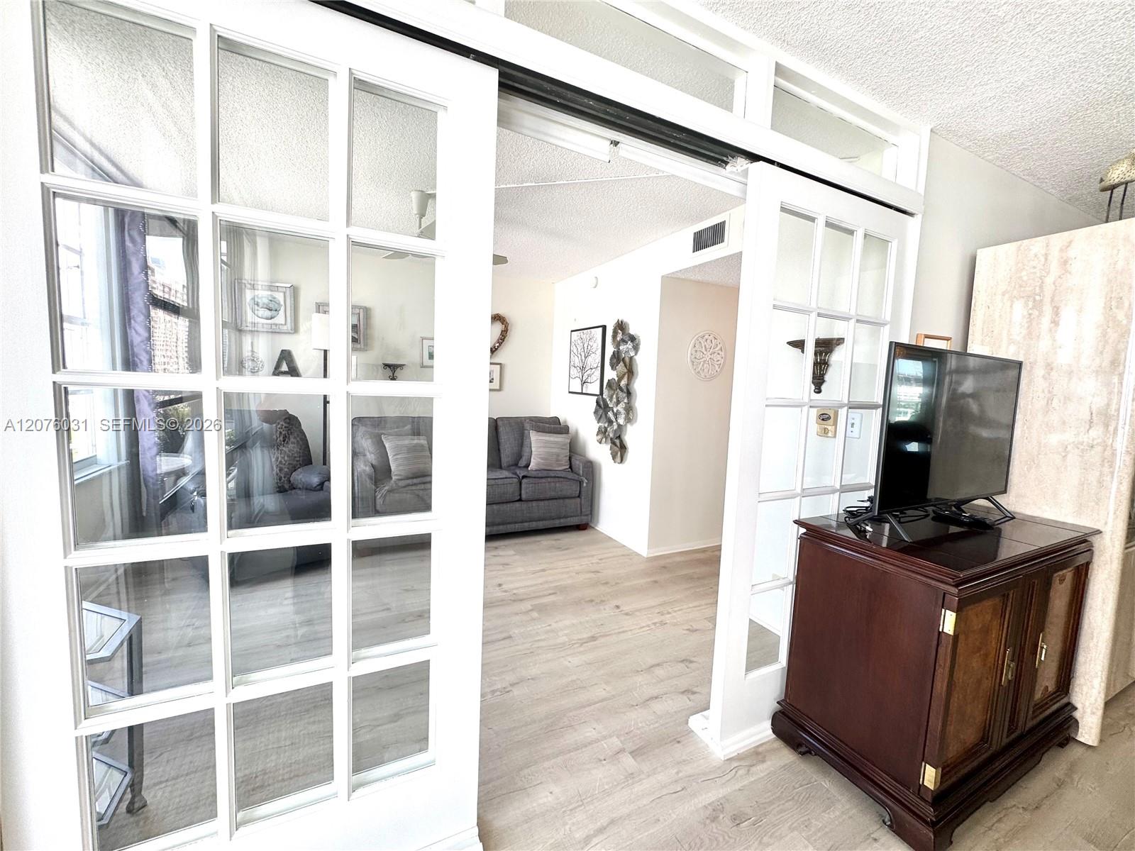 Ver detalles 1110 2 / 2 1070 sq. ft. $ 2026-08-22 0 foto