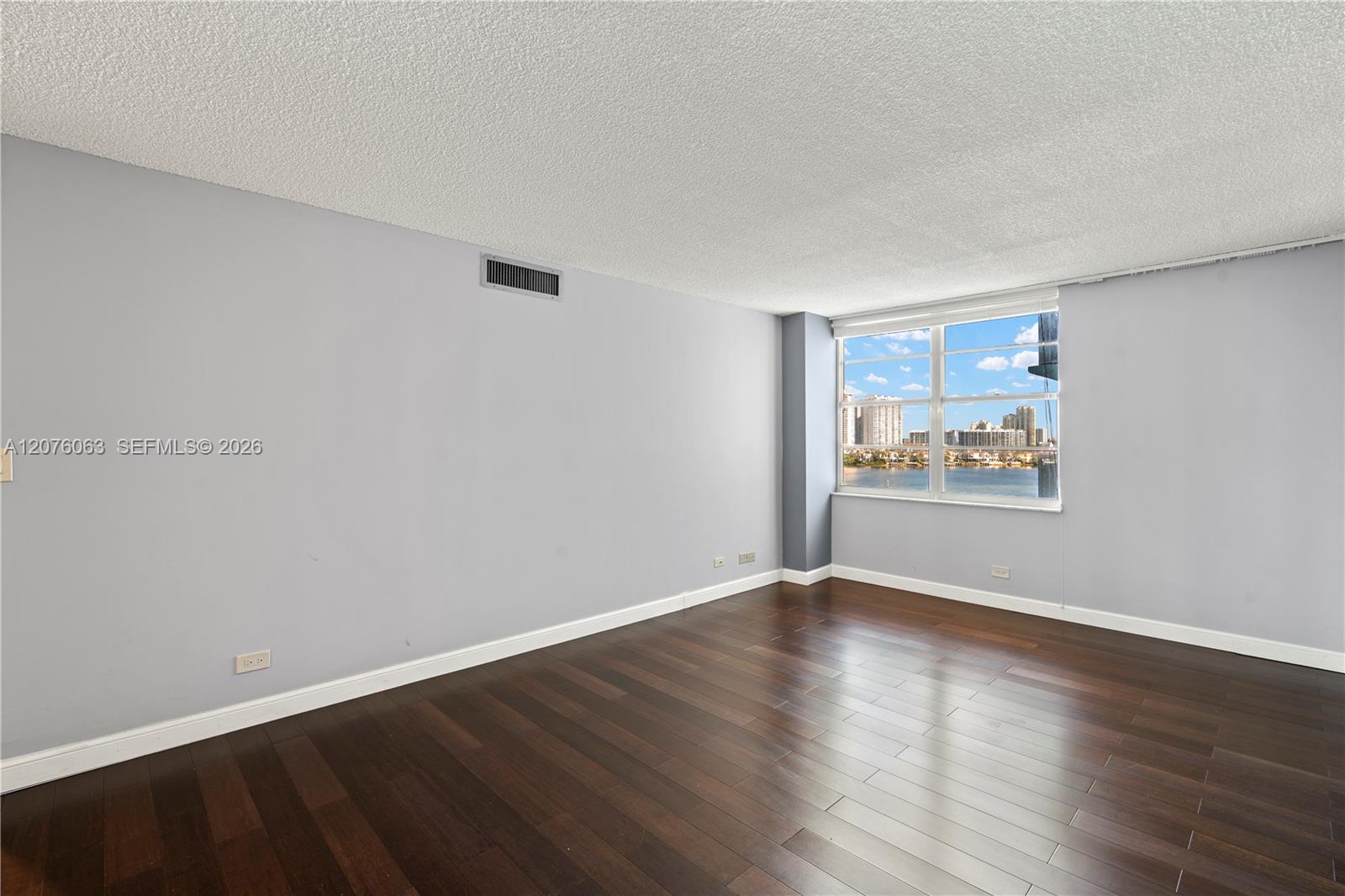 901 2 / 2 1488 sq. ft. $ 2026-08-22 0 foto