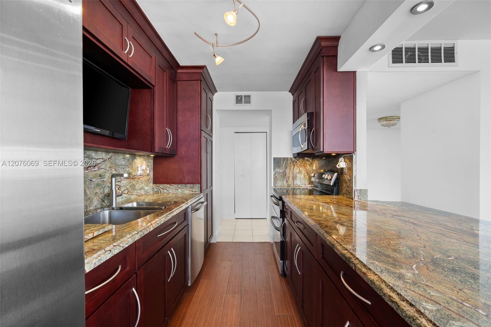 See details 2304 3 / 3 1890 sq. ft. $ 2026-08-22 0 Photo