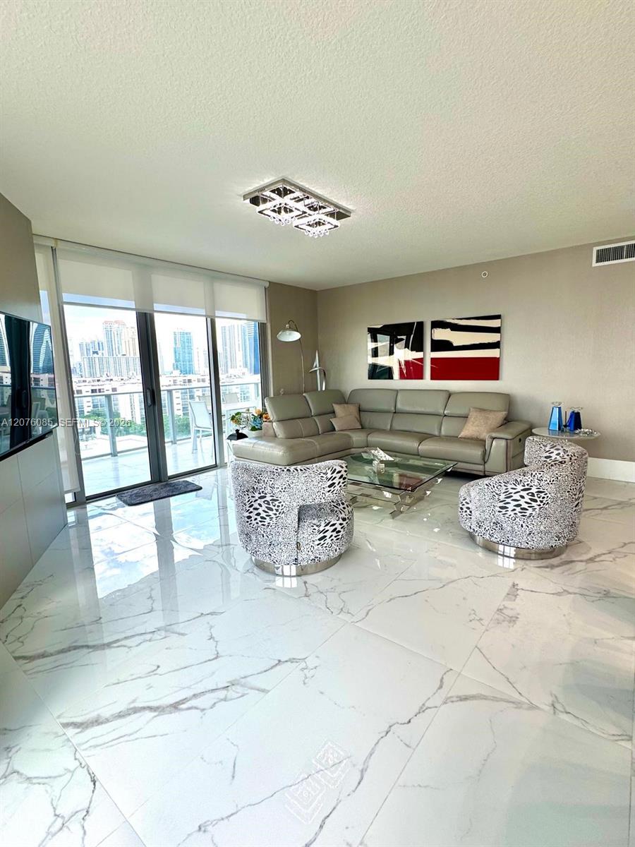 Ver detalles 5-1001 3 / 4 1892 sq. ft. $ 2026-08-22 0 foto