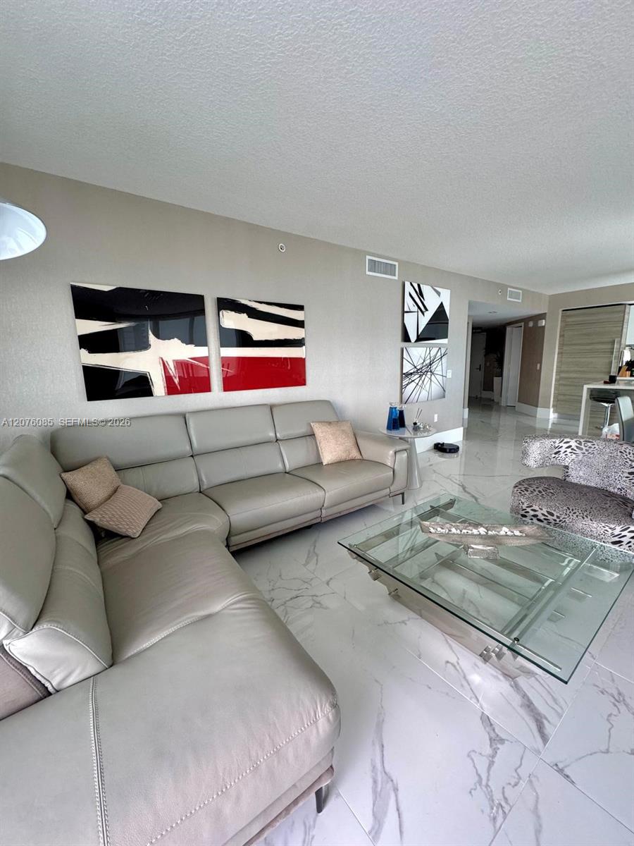 Ver detalles 5-1001 3 / 4 1892 sq. ft. $ 2026-08-22 0 foto