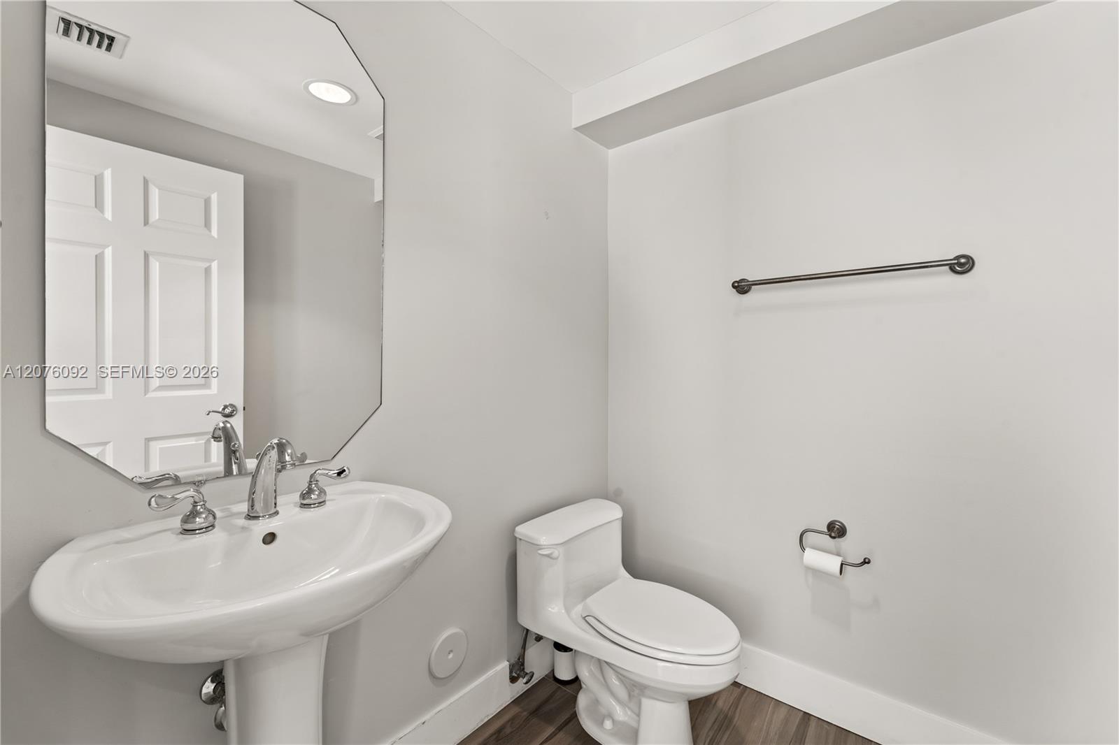 Photo of 3110 210th Ter  (3110), Aventura, Florida, 33180 - Powder room