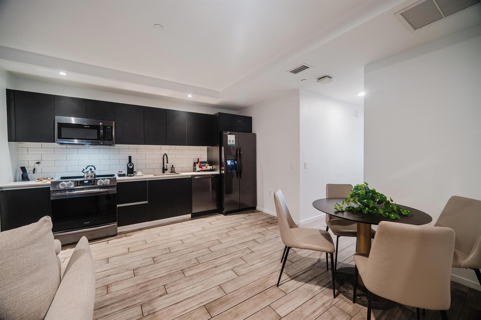 1515 1 / 1 560 sq. ft. $ 2026-08-25 0 foto