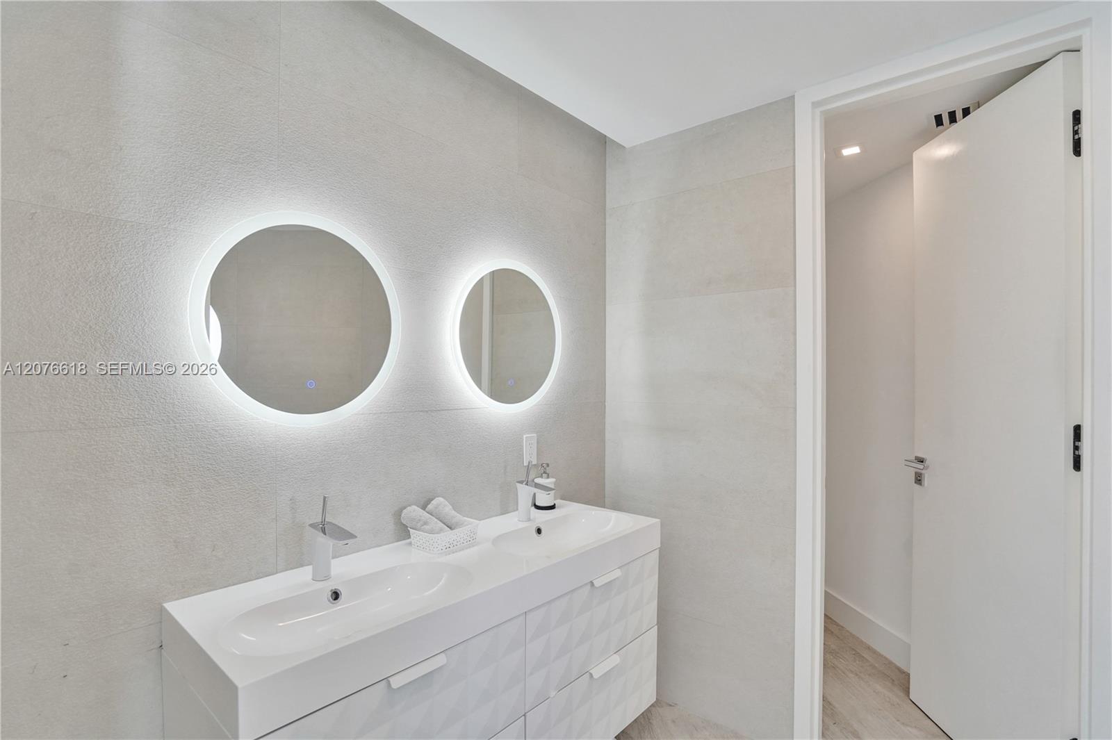 See details PH2 4 / 4 4078 sq. ft. $ 2026-08-24 0 Photo