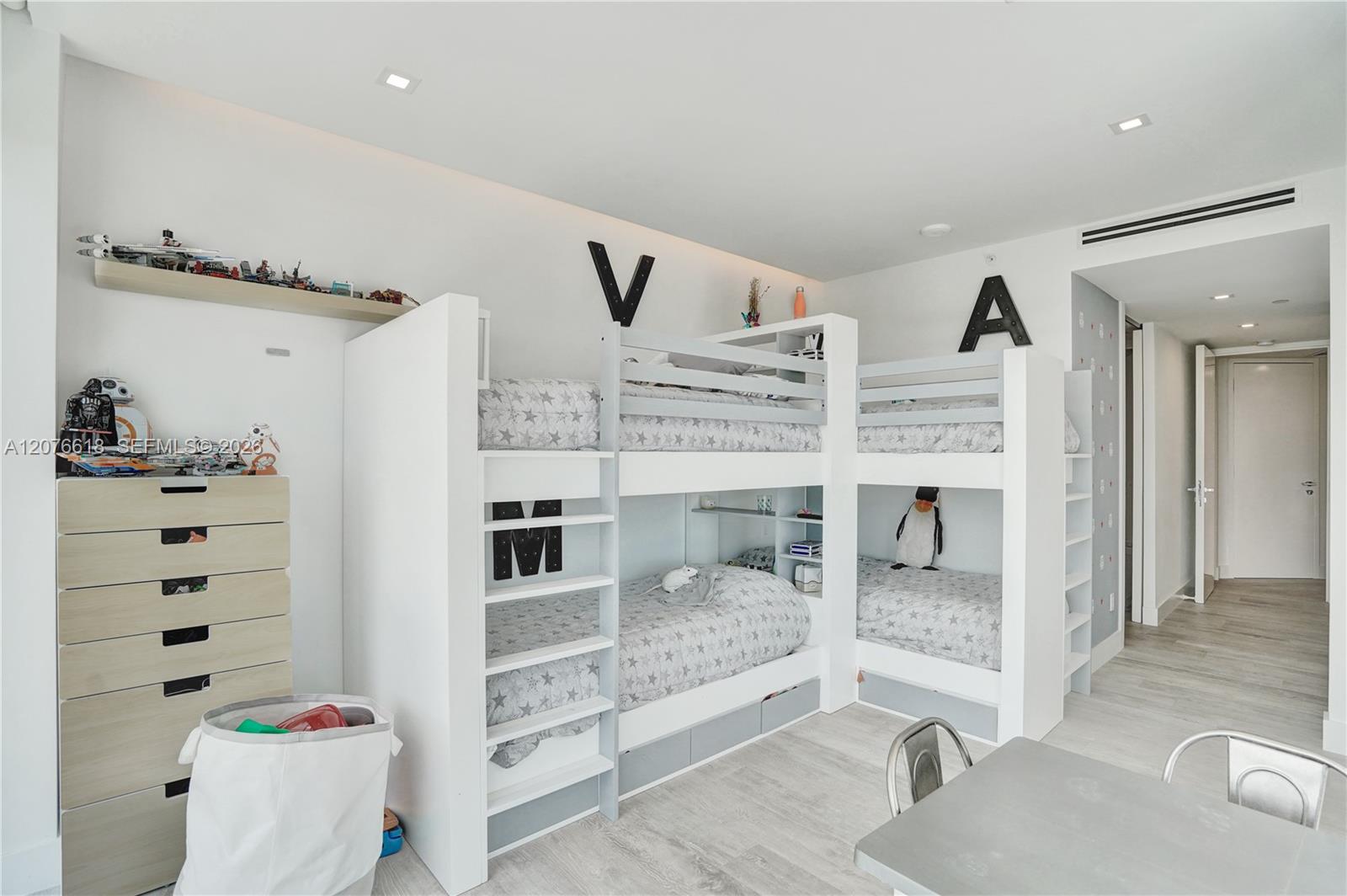 See details PH2 4 / 4 4078 sq. ft. $ 2026-08-24 0 Photo