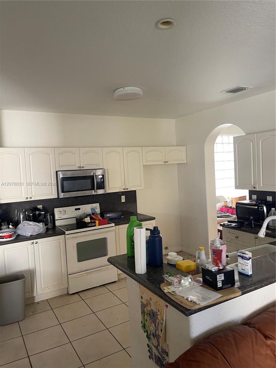See details 15523 4 / 2 2327 sq. ft. $ 2026-08-24 0 Photo