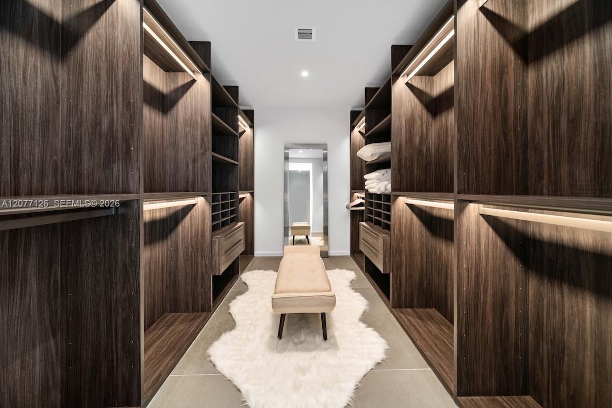 31B 4 / 4 2549 sq. ft. $ 2026-08-25 0 foto