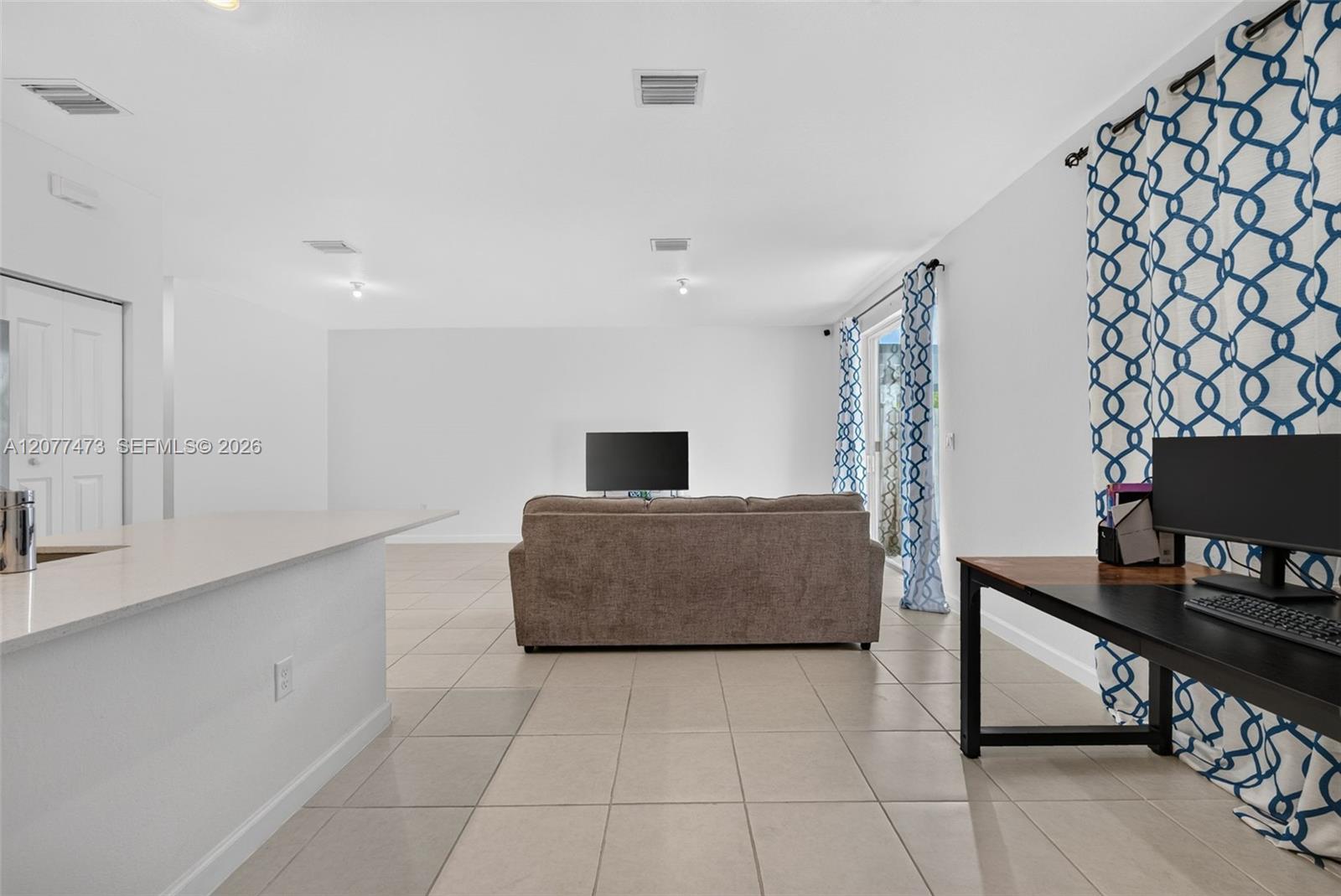 Ver detalles 746 3 / 3 1694 sq. ft. $ 2026-08-25 0 foto