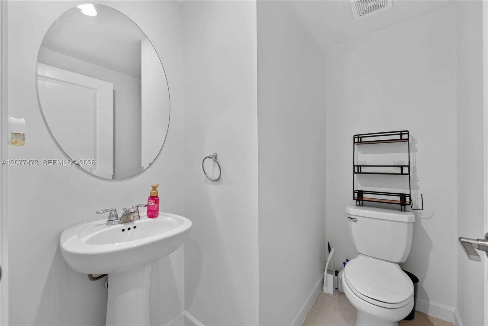 Ver detalles 746 3 / 3 1694 sq. ft. $ 2026-08-25 0 foto