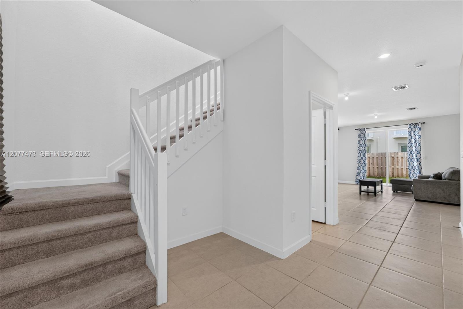 Ver detalles 746 3 / 3 1694 sq. ft. $ 2026-08-25 0 foto