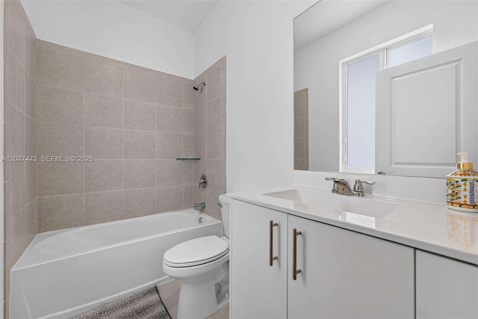 Ver detalles 746 3 / 3 1694 sq. ft. $ 2026-08-25 0 foto