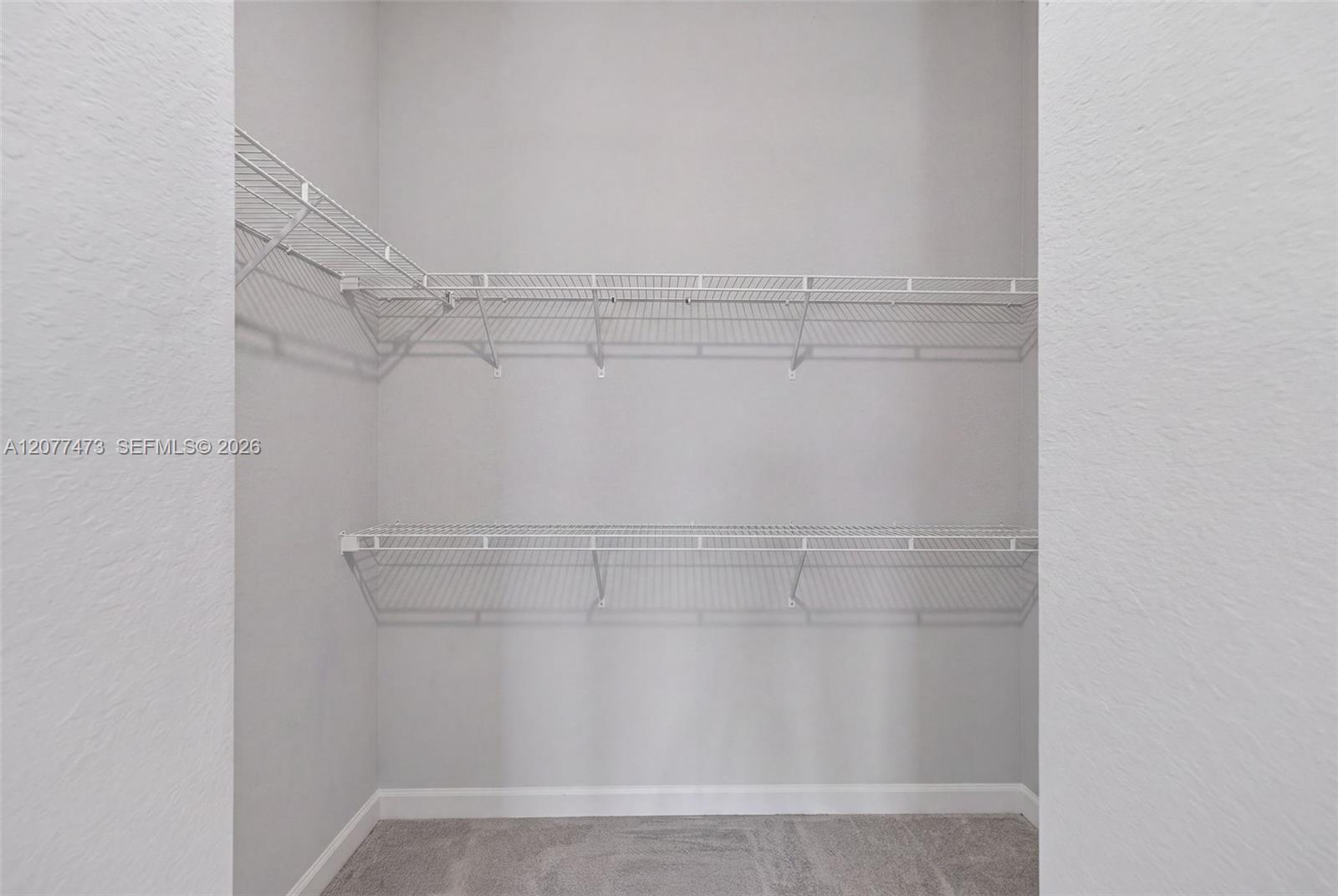 Ver detalles 746 3 / 3 1694 sq. ft. $ 2026-08-25 0 foto