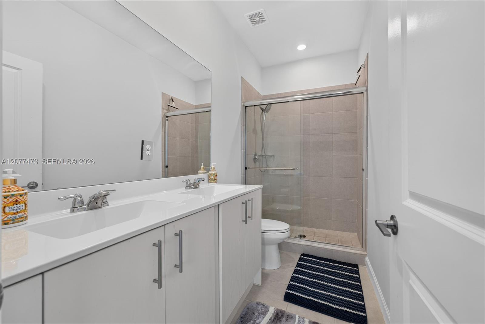 Ver detalles 746 3 / 3 1694 sq. ft. $ 2026-08-25 0 foto