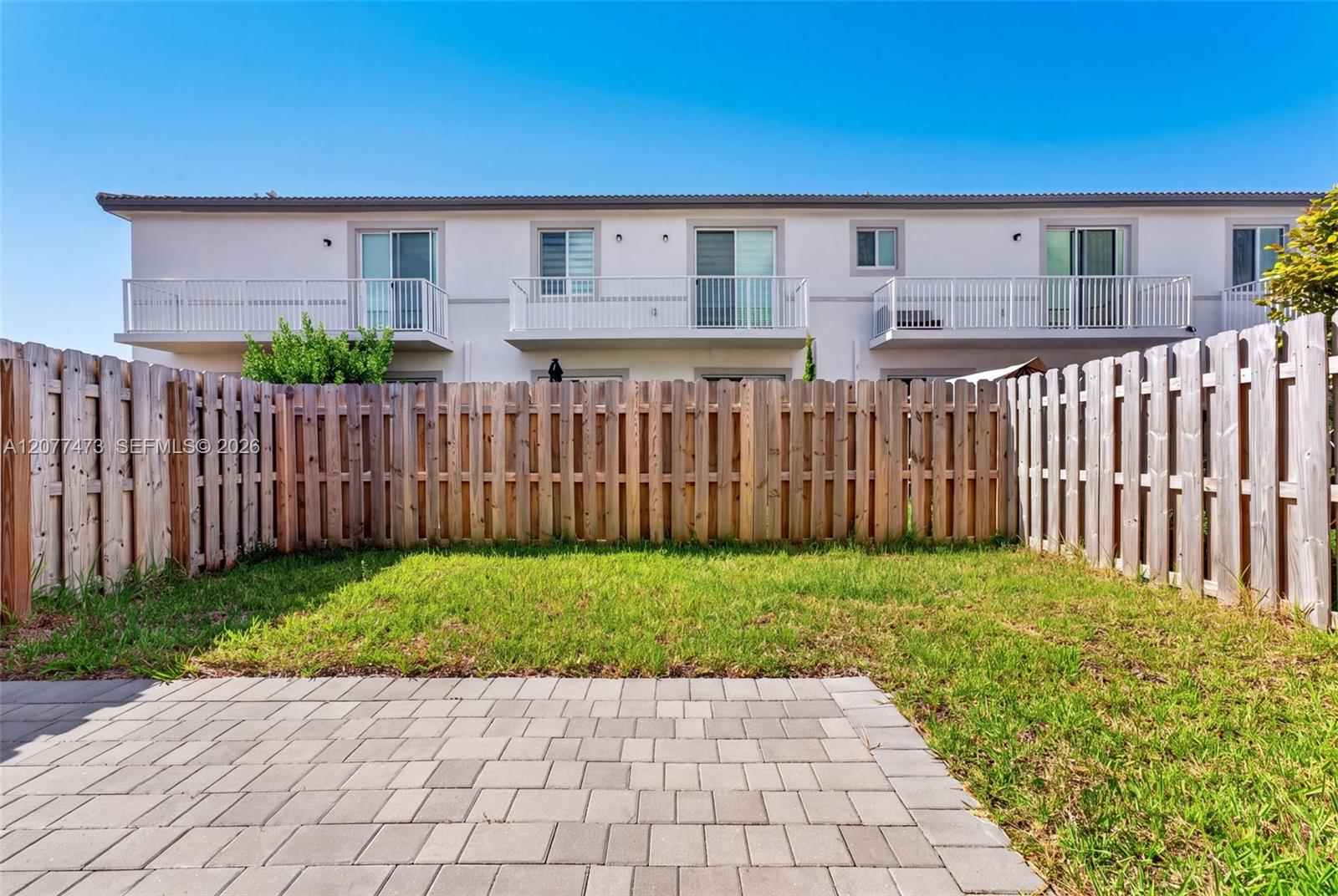 Ver detalles 746 3 / 3 1694 sq. ft. $ 2026-08-25 0 foto