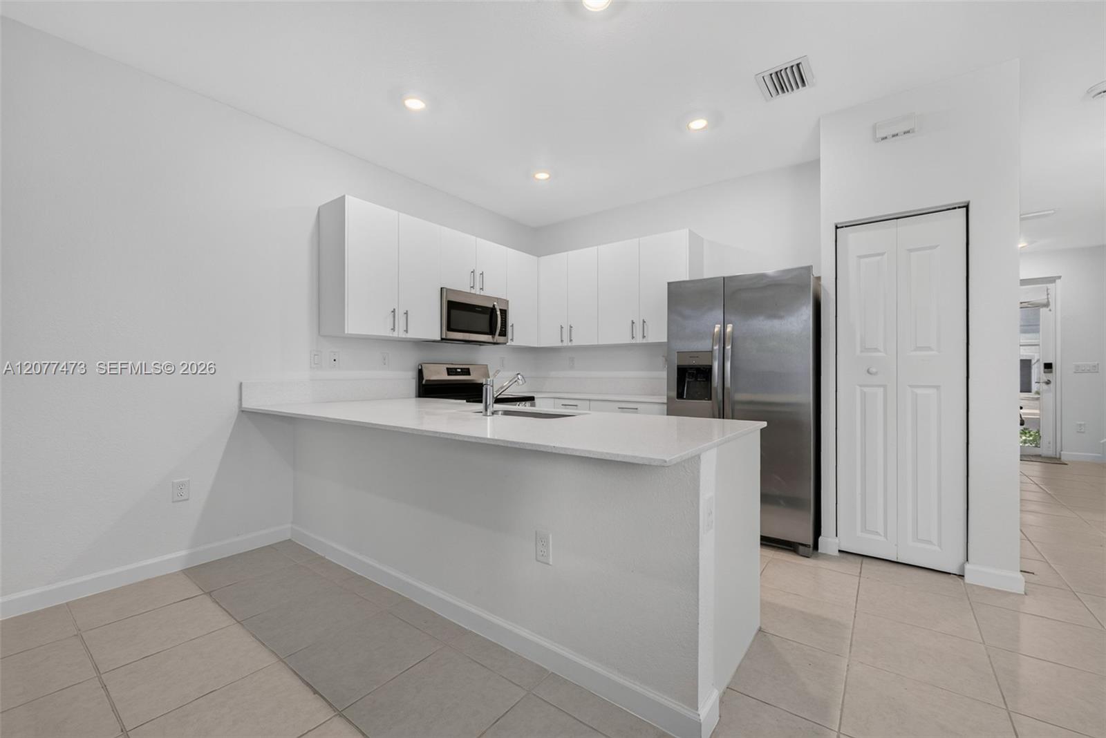Ver detalles 746 3 / 3 1694 sq. ft. $ 2026-08-25 0 foto