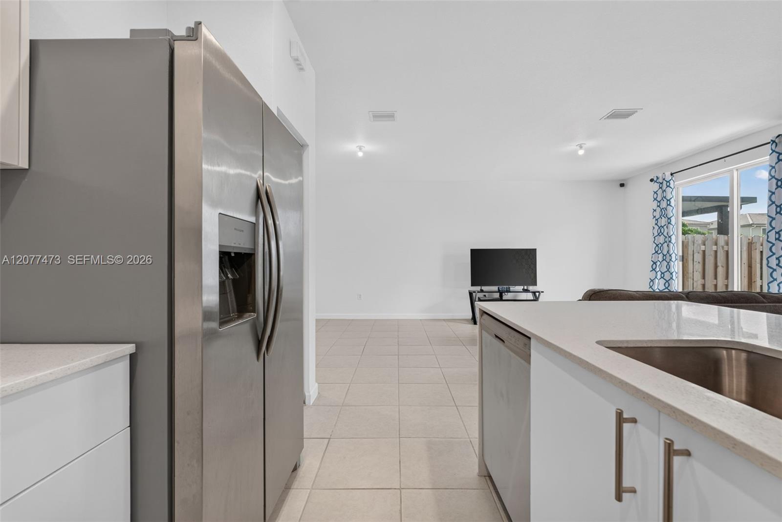 Ver detalles 746 3 / 3 1694 sq. ft. $ 2026-08-25 0 foto