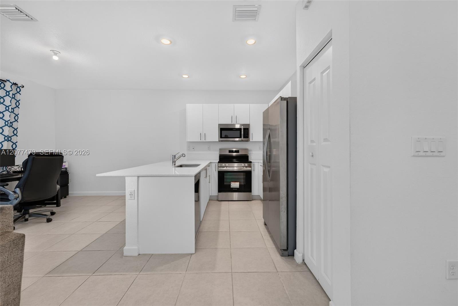 Ver detalles 746 3 / 3 1694 sq. ft. $ 2026-08-25 0 foto