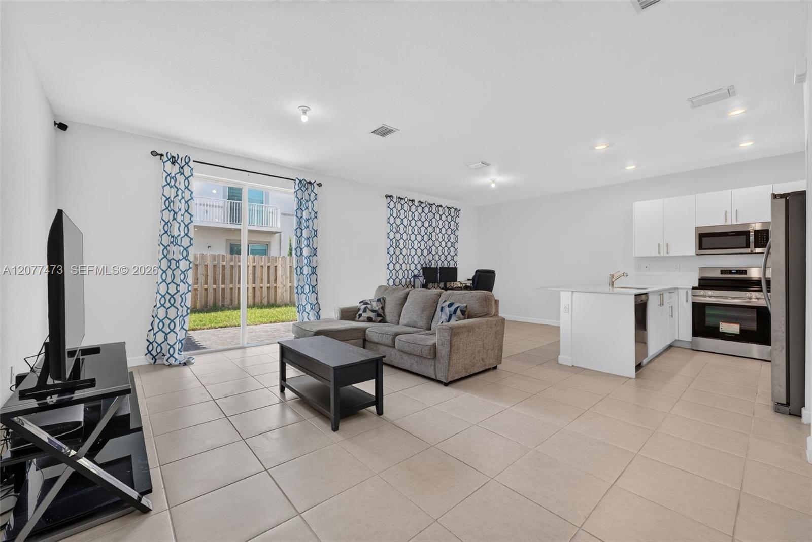 Ver detalles 746 3 / 3 1694 sq. ft. $ 2026-08-25 0 foto