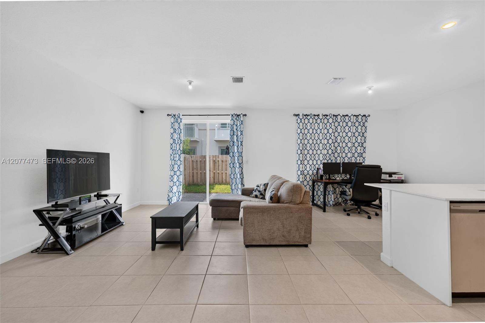 Ver detalles 746 3 / 3 1694 sq. ft. $ 2026-08-25 0 foto