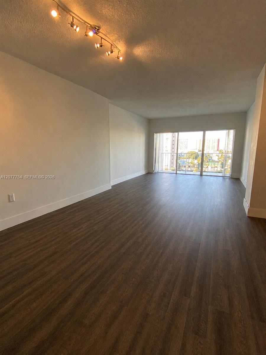 825 1 / 2 762 sq. ft. $ 2026-08-25 0 foto