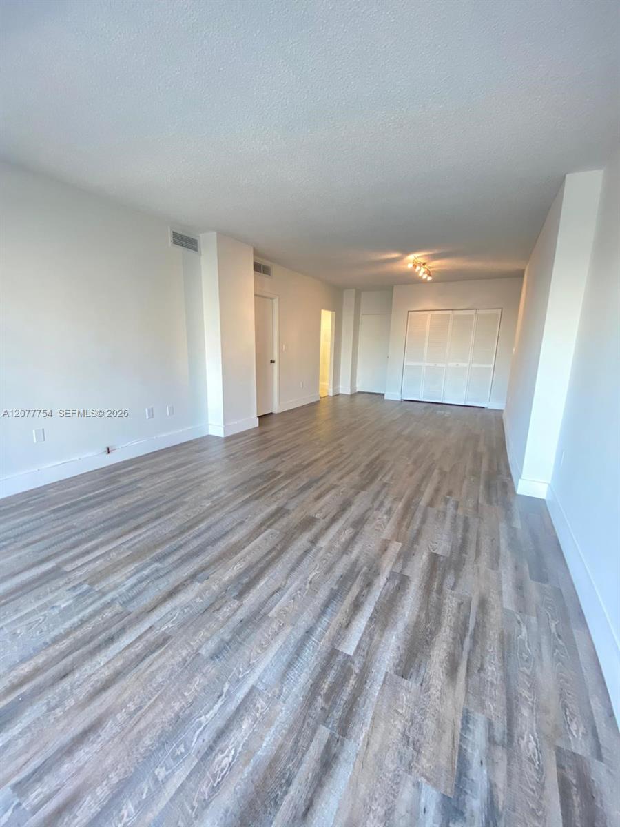825 1 / 2 762 sq. ft. $ 2026-08-25 0 foto