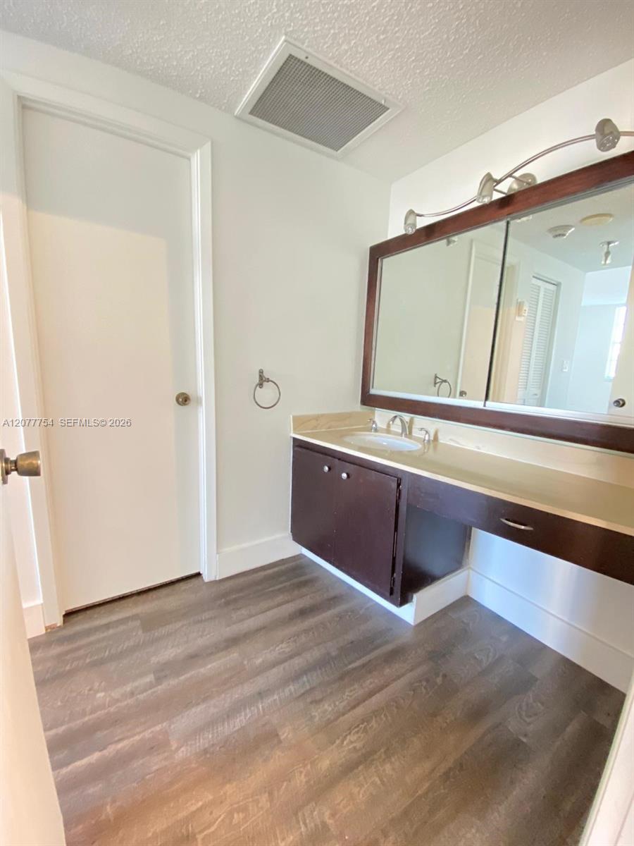 825 1 / 2 762 sq. ft. $ 2026-08-25 0 foto