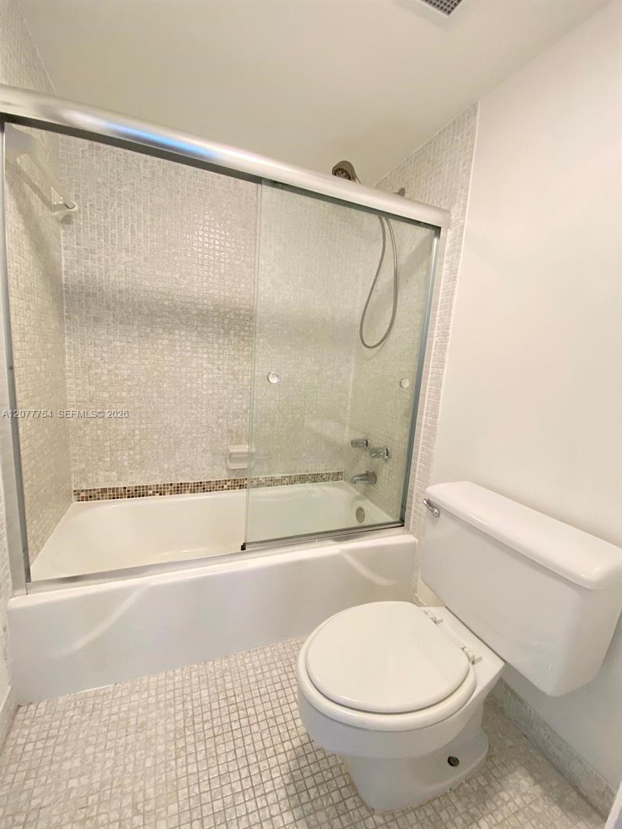 825 1 / 2 762 sq. ft. $ 2026-08-25 0 foto