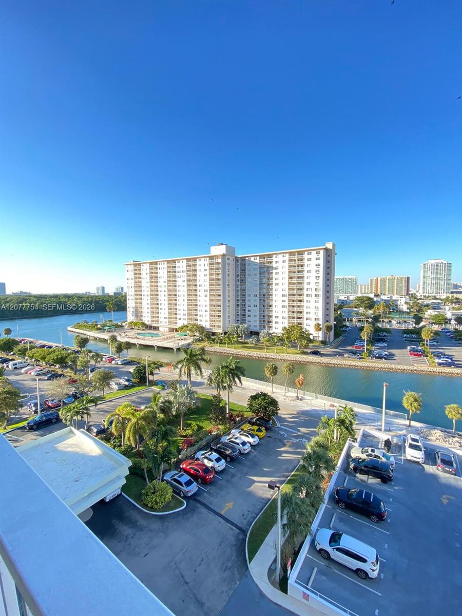 825 1 / 2 762 sq. ft. $ 2026-08-25 0 foto