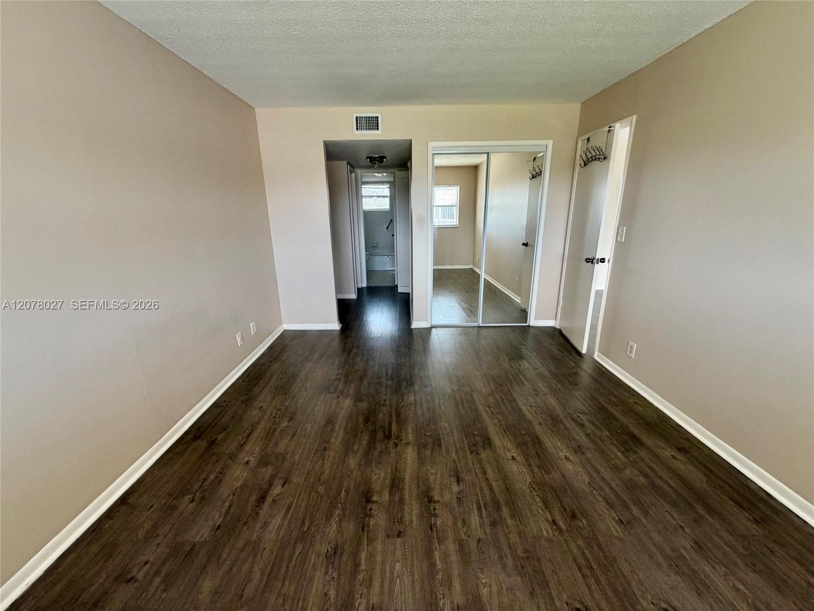 See details 507 1 / 2 775 sq. ft. $ 2026-08-26 0 Photo
