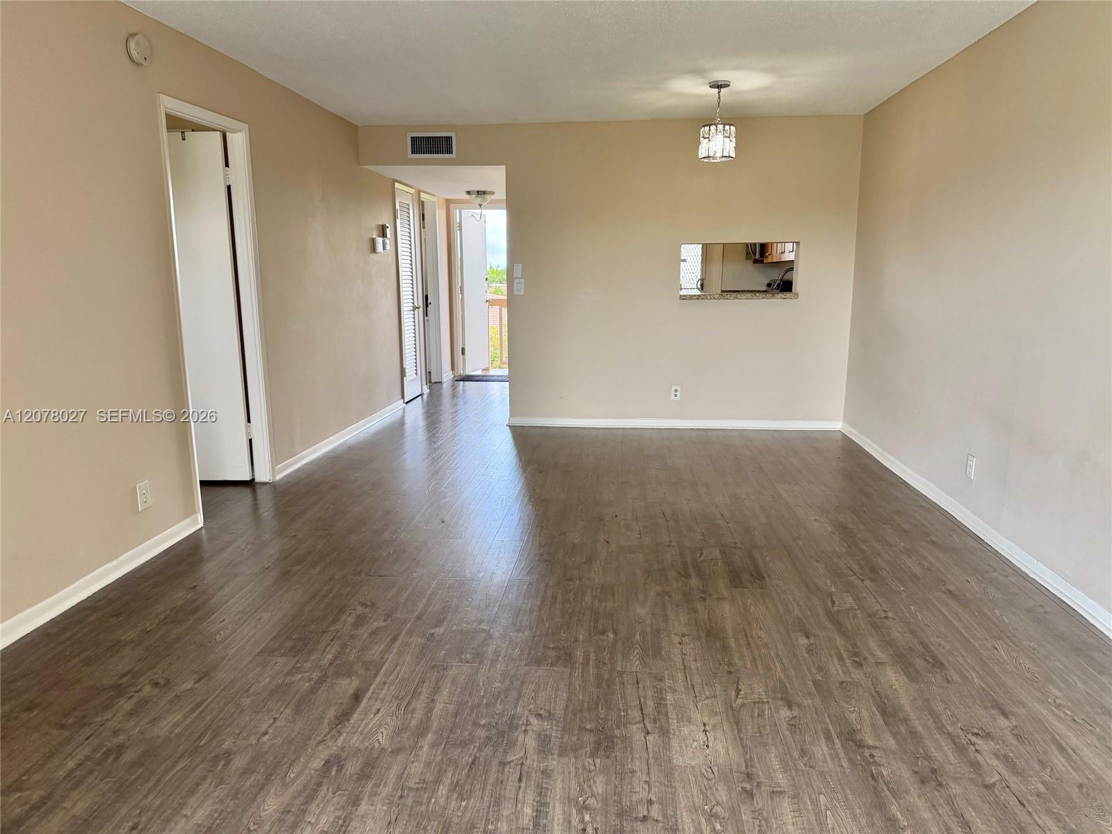 See details 507 1 / 2 775 sq. ft. $ 2026-08-26 0 Photo