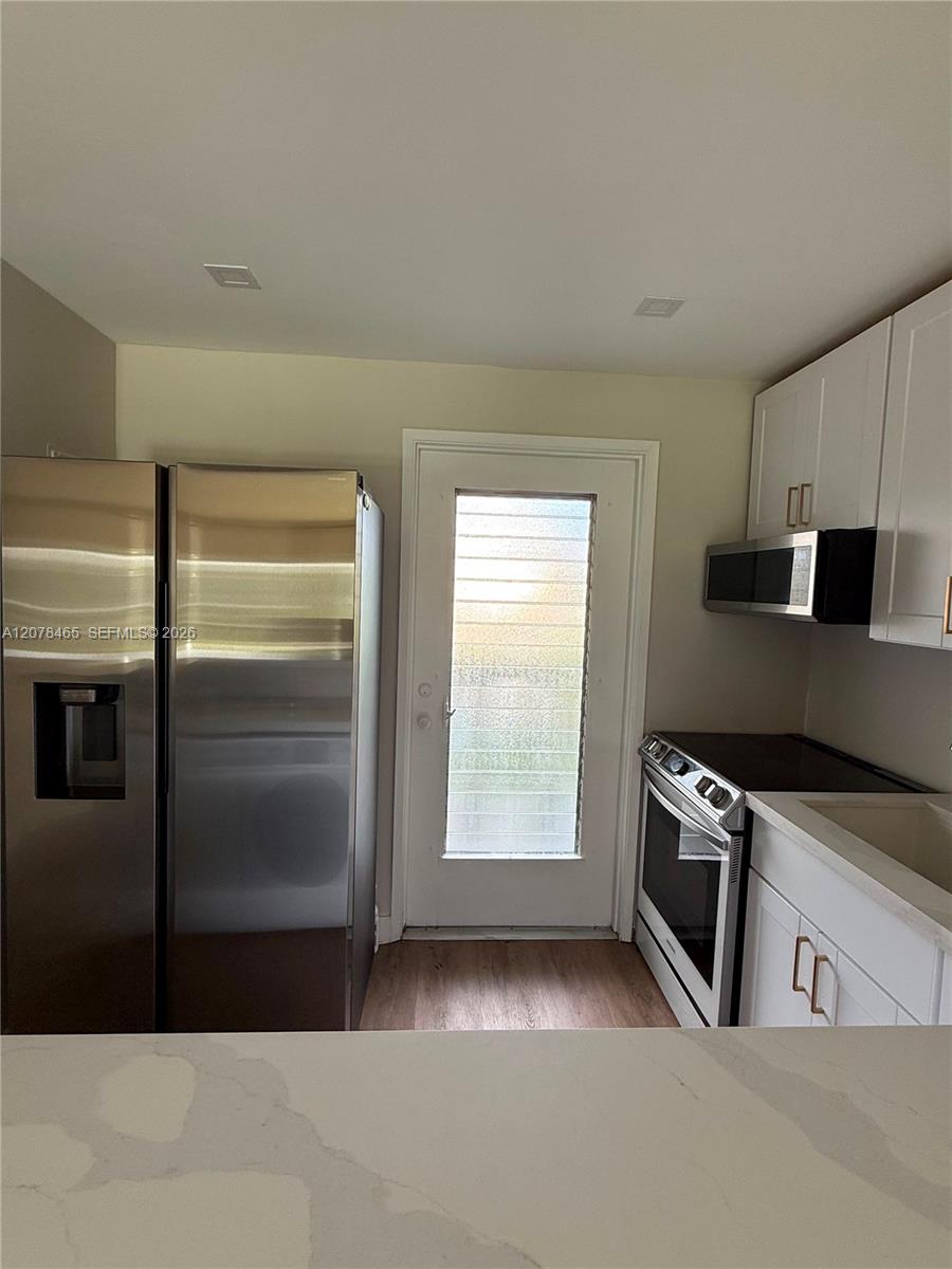 207 1 / 1 700 sq. ft. $ 2026-08-26 0 foto