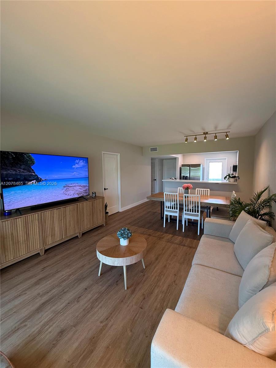 207 1 / 1 700 sq. ft. $ 2026-08-26 0 foto